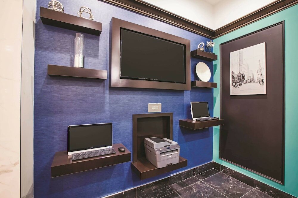 Фото Holiday Inn Express Dallas Downtown, an Ihg Hotel