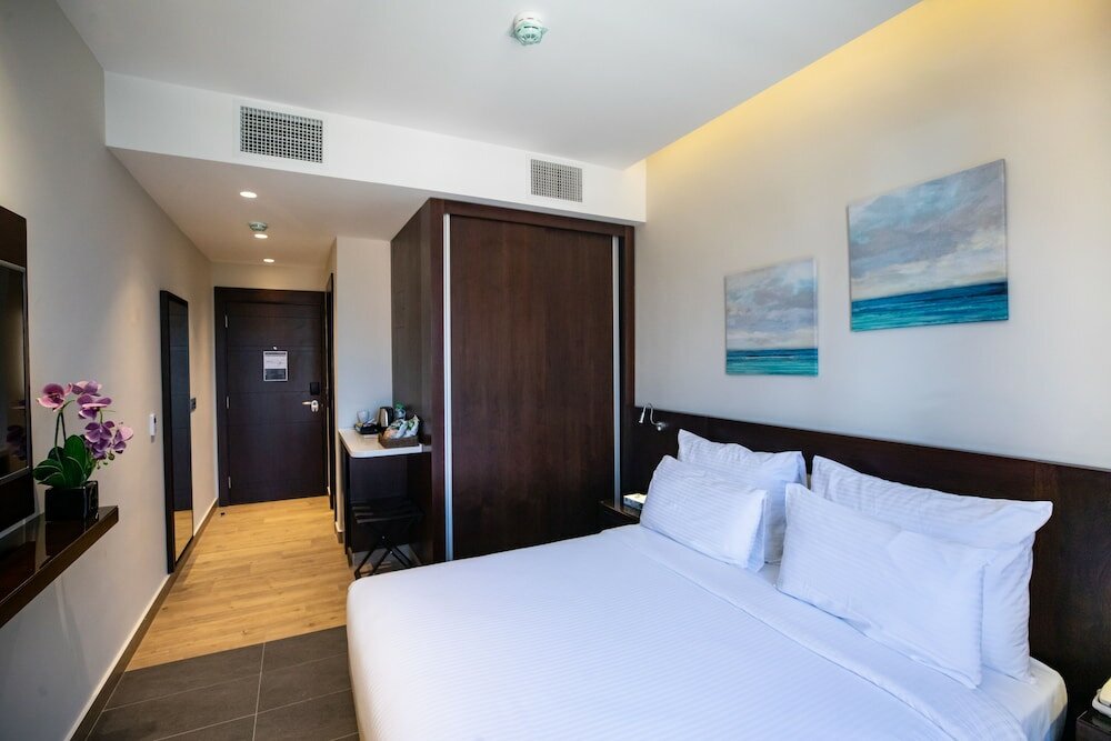 Фото The Compass Hotel