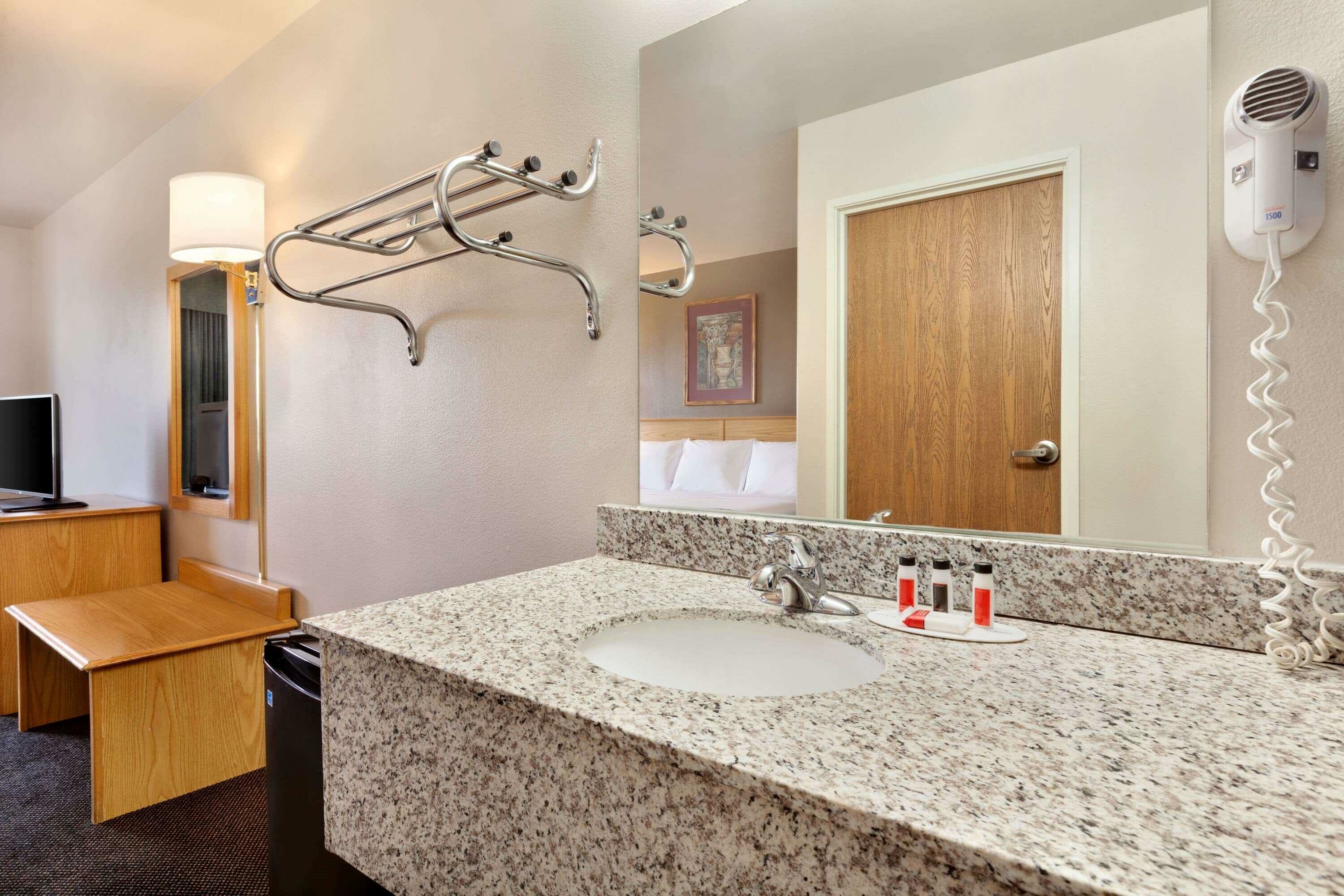 Фото Travelodge by Wyndham Yermo