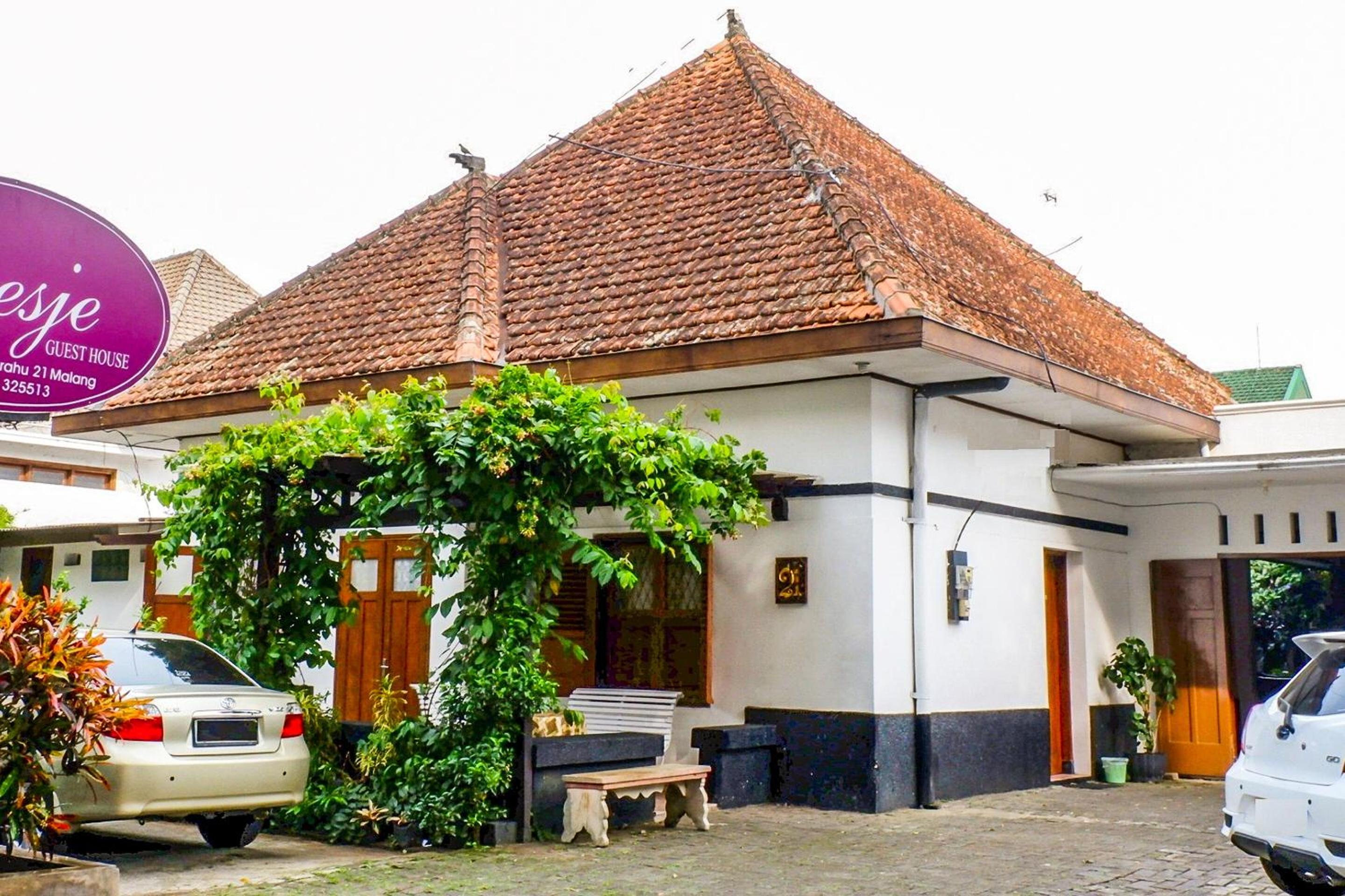 Фото Oyo 353 Loesje Guest House Syariah