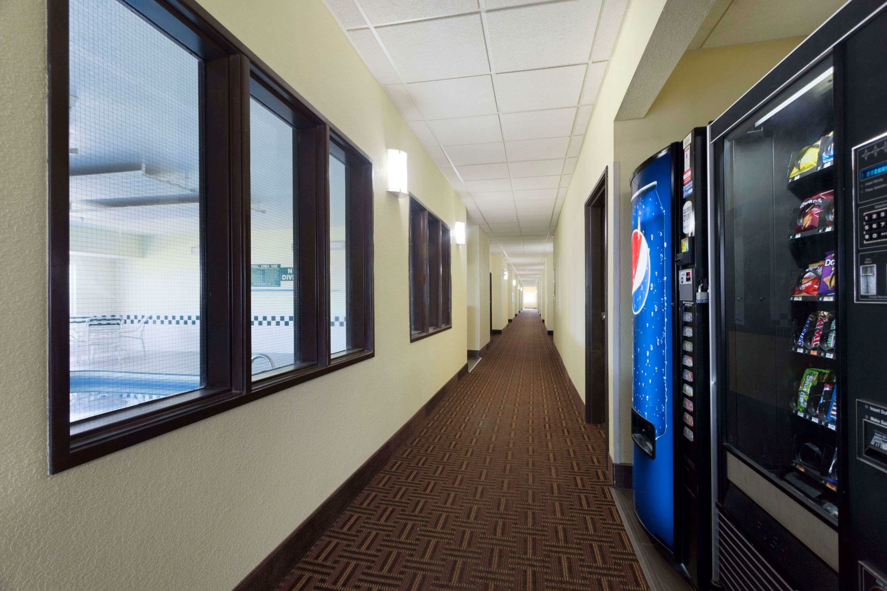 Фото Super 8 by Wyndham Lees Summit