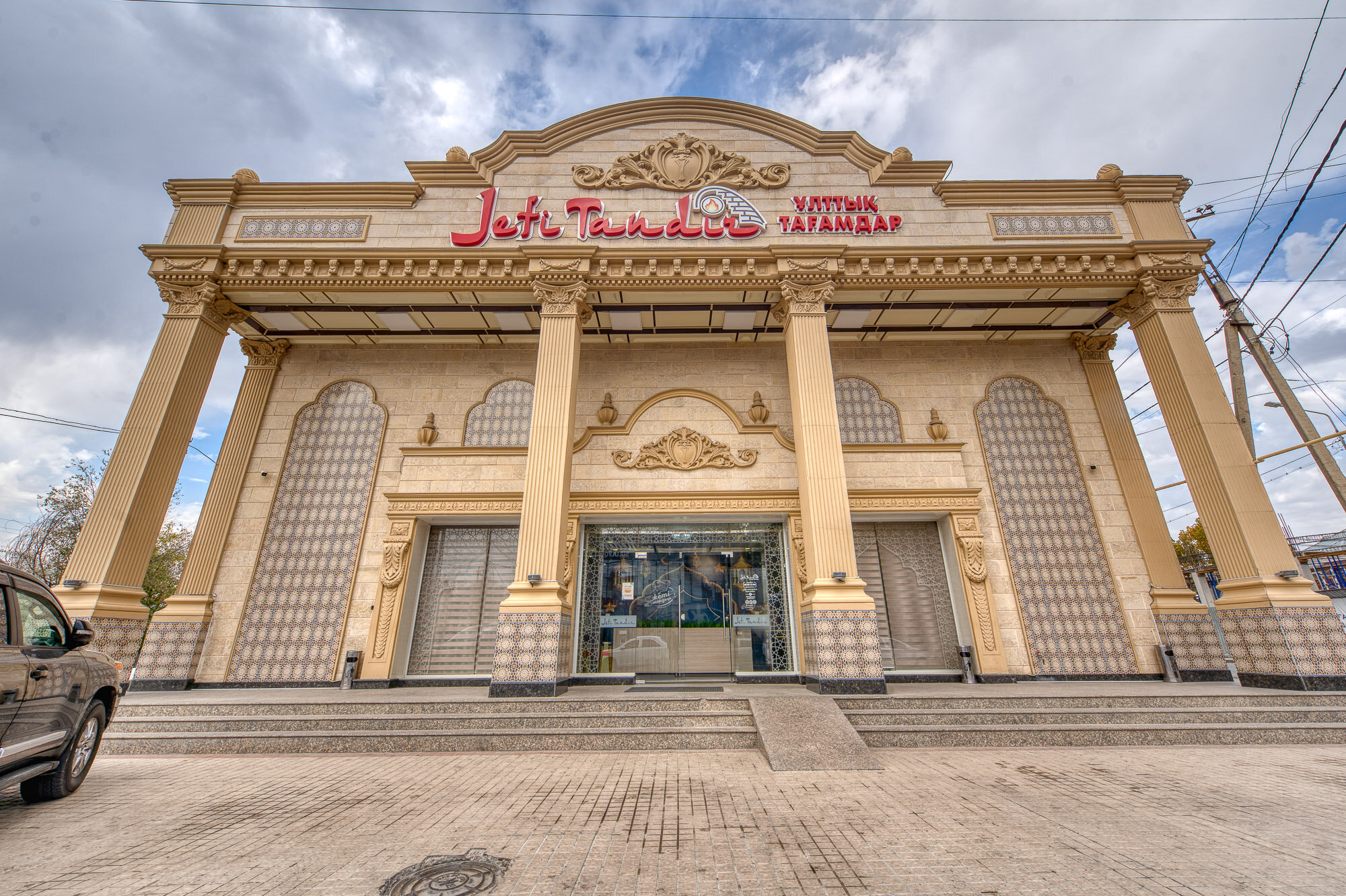 Бір жігіт басқа жігітті жұлқылайды