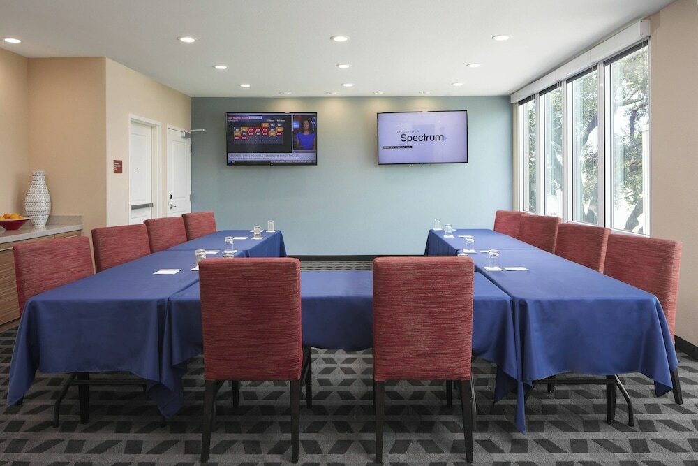 Фото TownePlace Suites by Marriott Tampa South