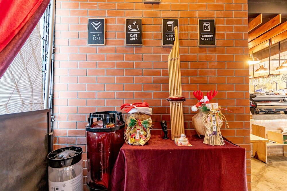 Фото Thonglor Travellers Hostel & Cafe