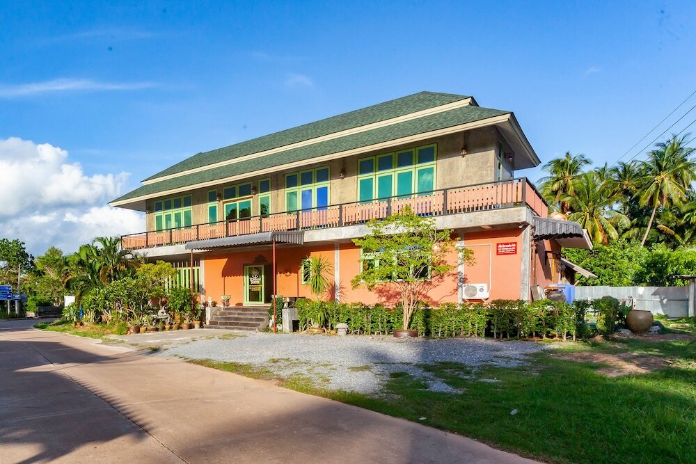 Фото Tonmai Suites