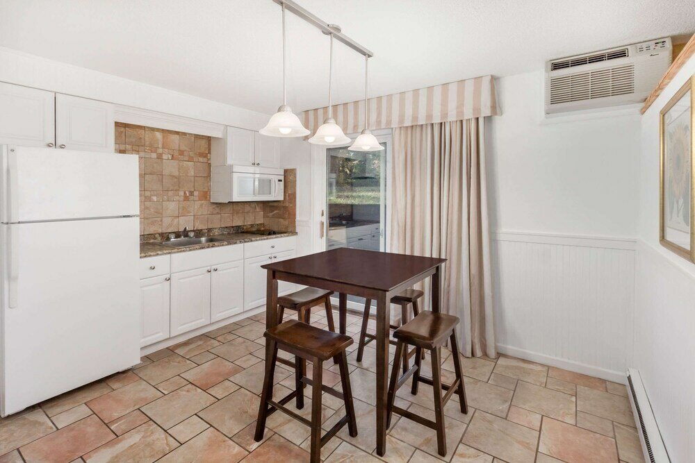 Фото Travelodge by Wyndham Traverse City Mi