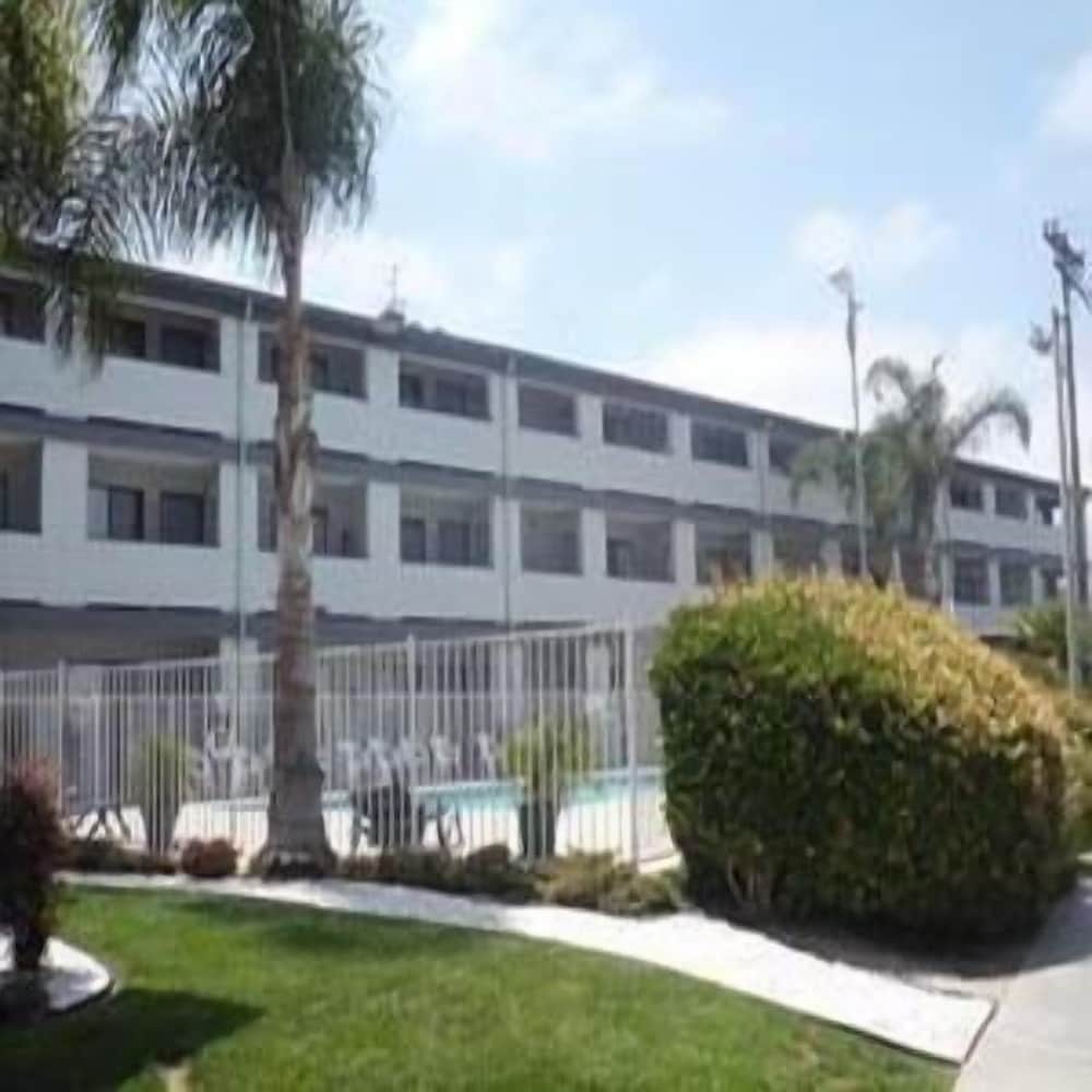 Фото Heritage Inn San Diego