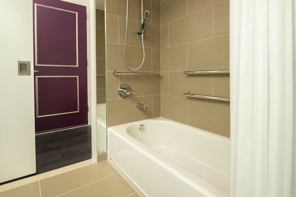 Фото Staypineapple, An Artful Hotel