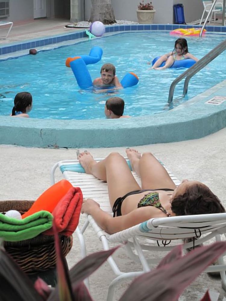 Фото Camelot Beach Suites