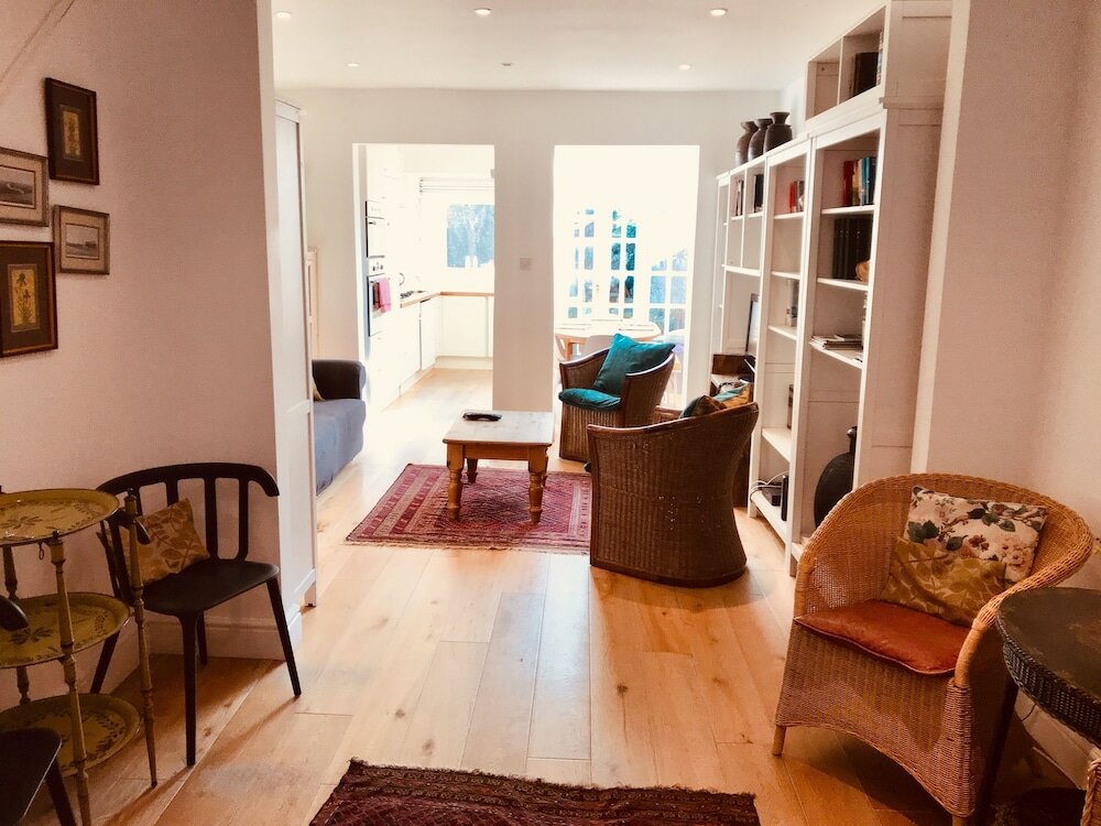 Фото The Old Bookbinders Retreat