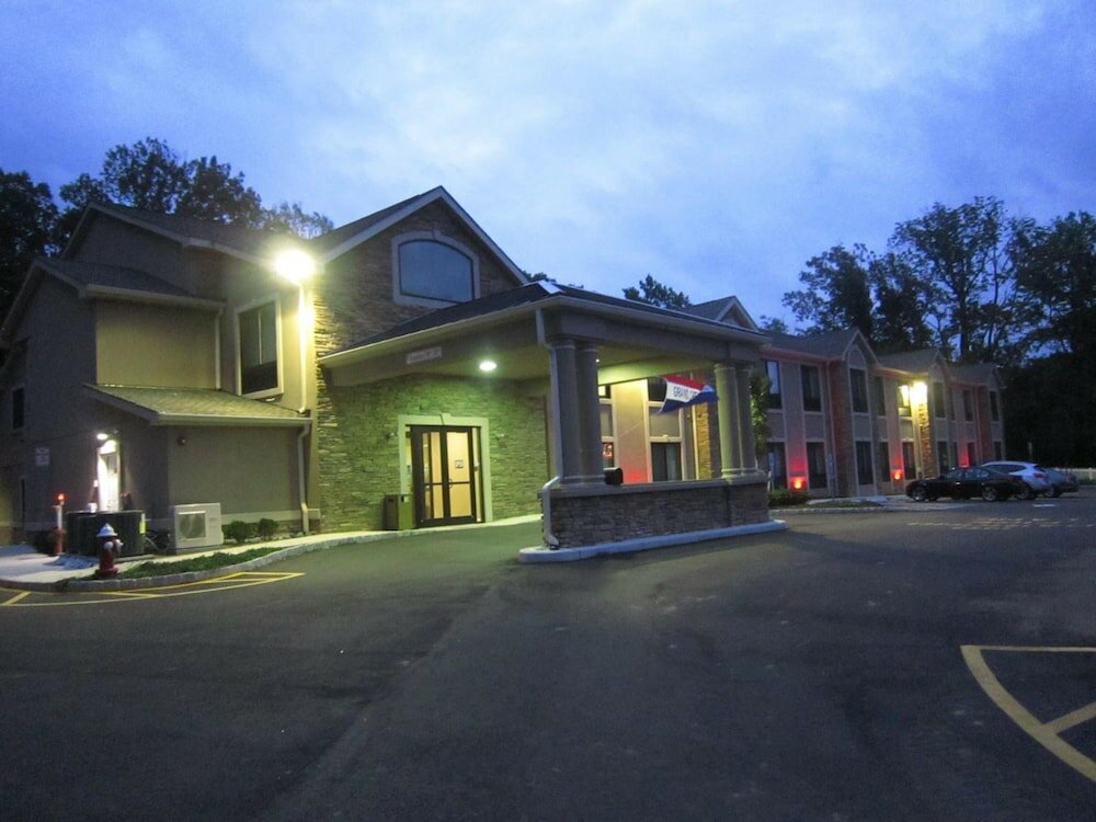 Фото Red Carpet Inn And Suites Monmouth Jtc