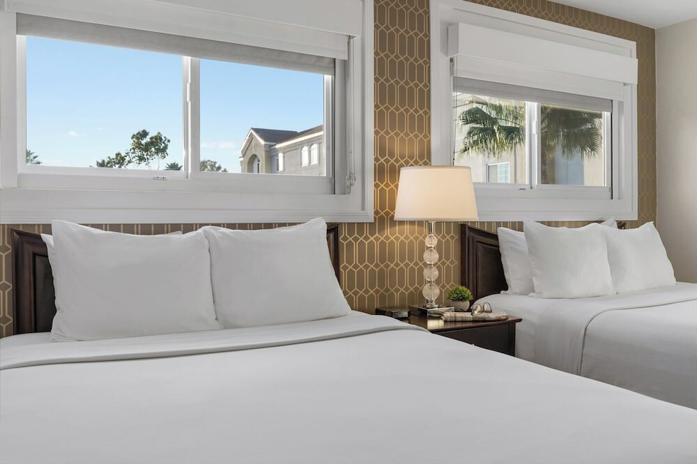 Фото Peacock Suites