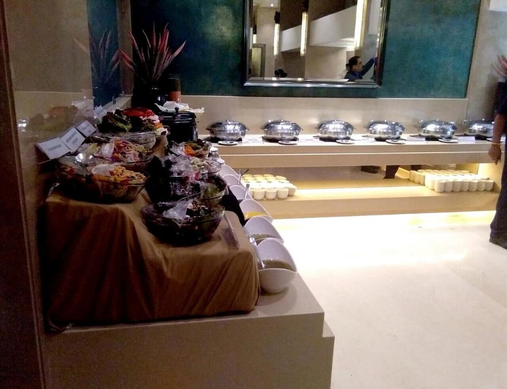 Фото The Sahil Hotel