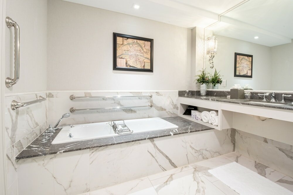 Фото The Ivey's Hotel