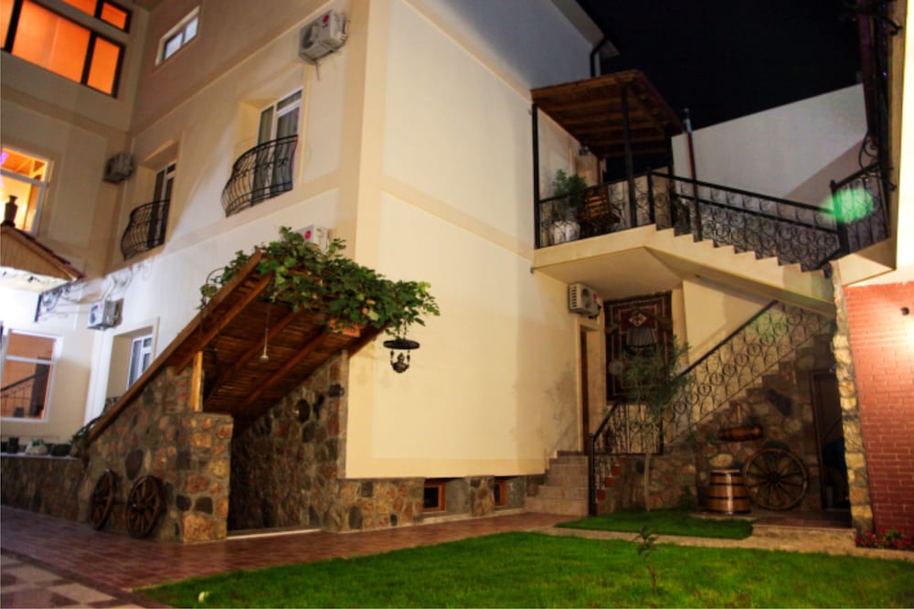 Фото East Legend