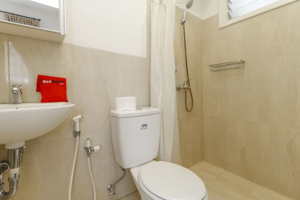 Фото RedDoorz Plus @ Tendean