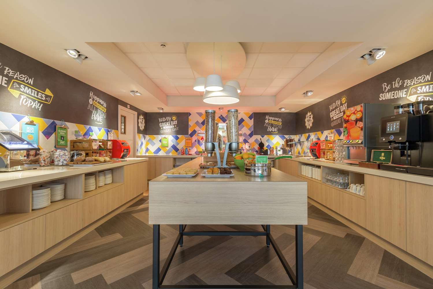 Фото Hampton by Hilton Antwerp Central Station