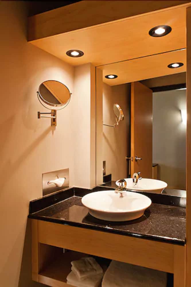 Фото Hotel Le Dauphin Montreal Centre Ville