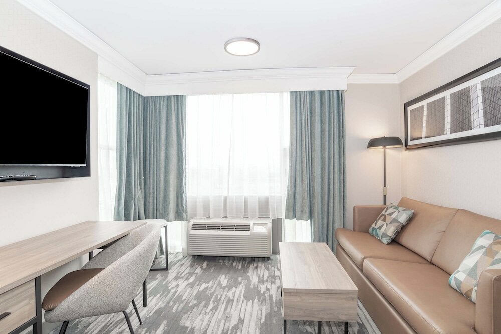 Фото Sandman Signature Toronto Airport Hotel