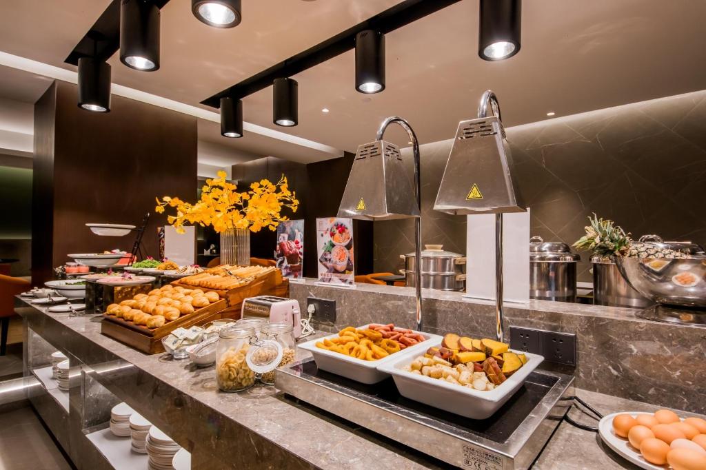 Фото Yitel Premium Shanghai Lujiazui Yuanshen Road Subway Station