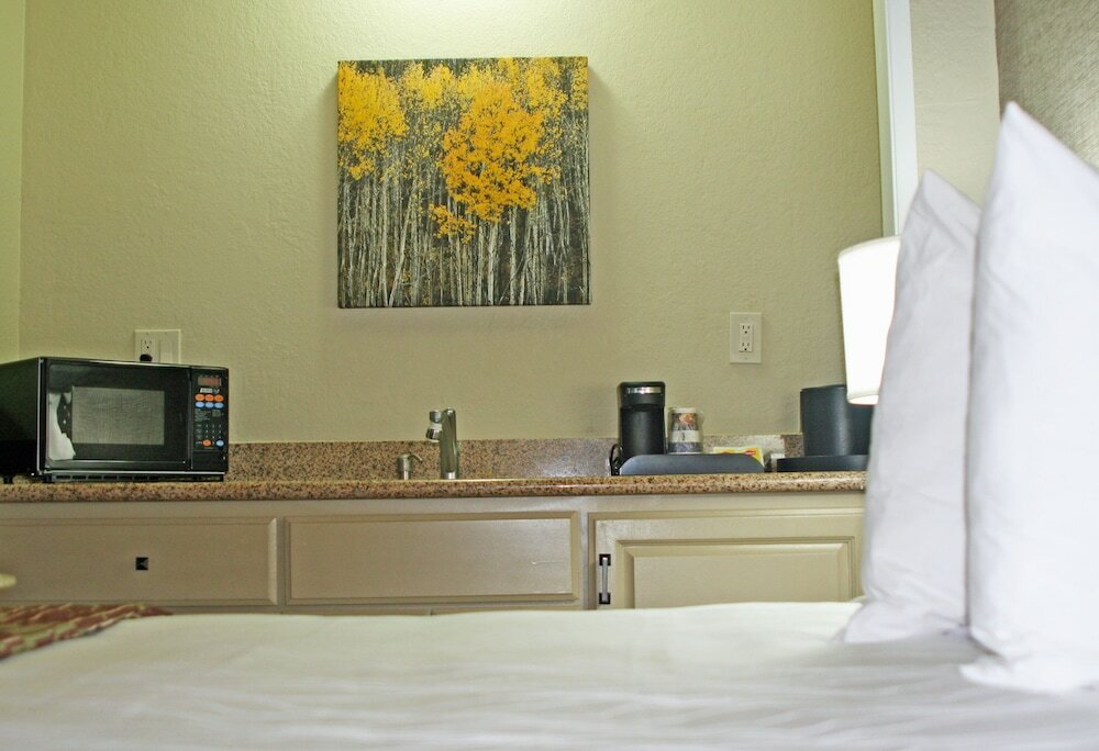 Фото Best Western The Inn & Suites Pacific Grove