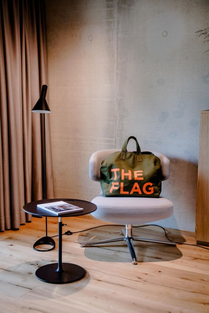 Фото The Flag West M.