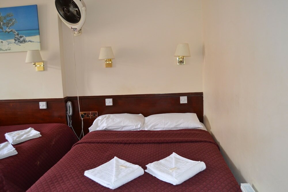 Фото Hyde Park Court Hotel