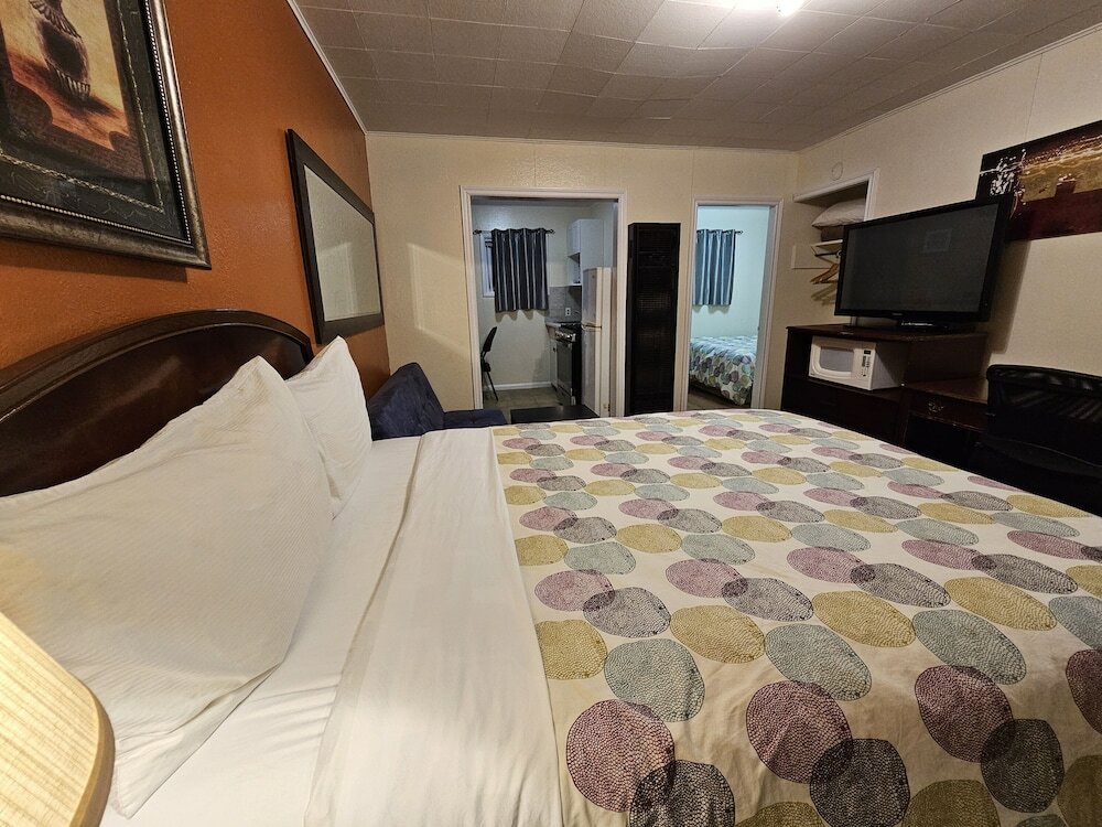 Фото Parkway Motel & European Lodges