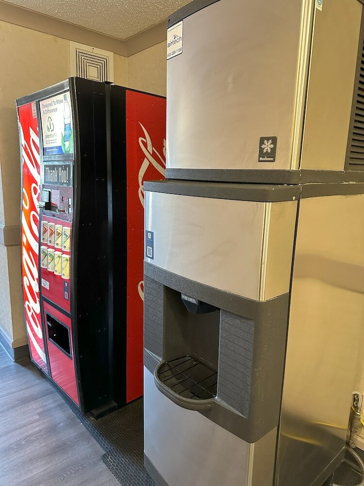 Фото Super 8 by Wyndham Lethbridge