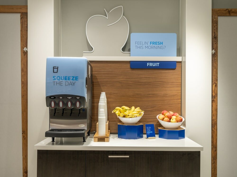 Фото Holiday Inn Express And Suites Watertown, an Ihg Hotel