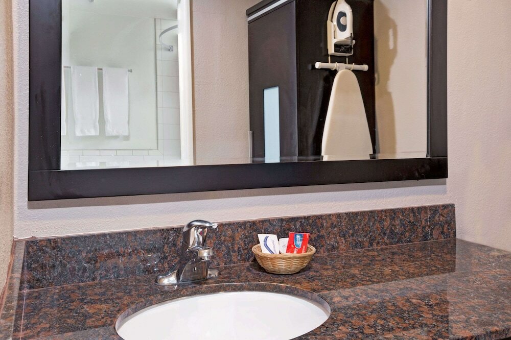 Фото Super 8 by Wyndham Los Angeles-Culver City Area