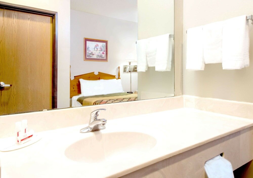 Фото Super 8 by Wyndham Pevely