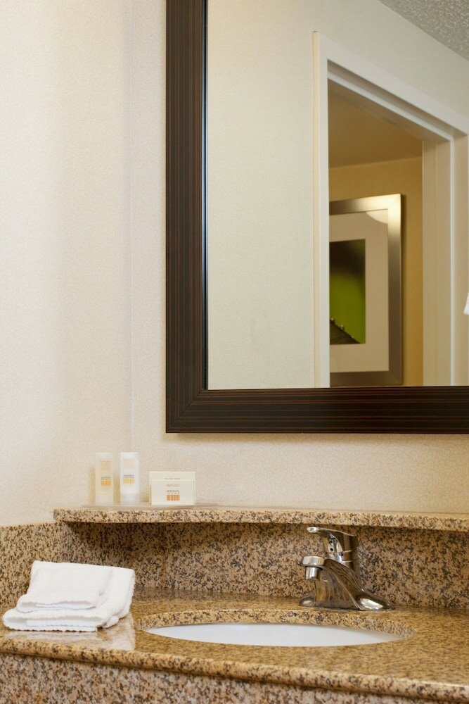Фото Courtyard by Marriott Newark Elizabeth