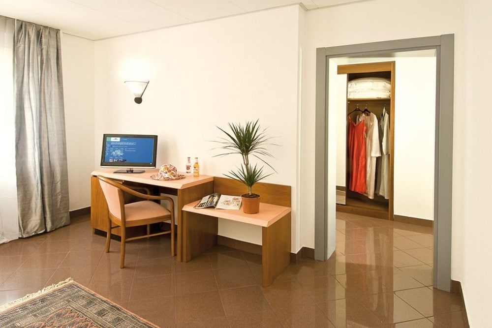 Фото Hotel Bahnhof Haus