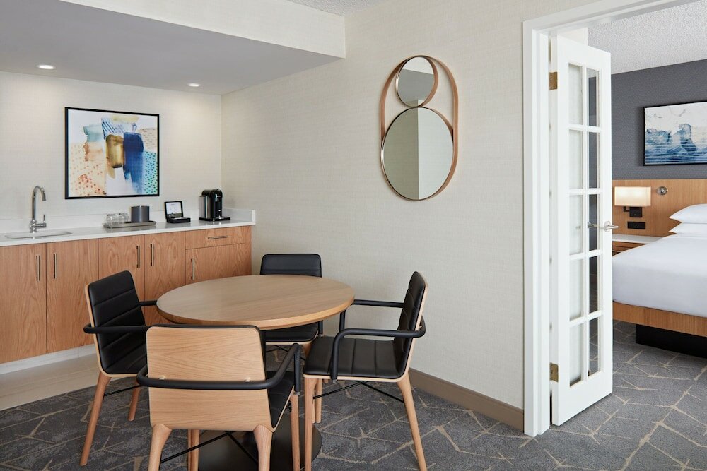 Фото Delta Hotels Calgary Airport In Terminal