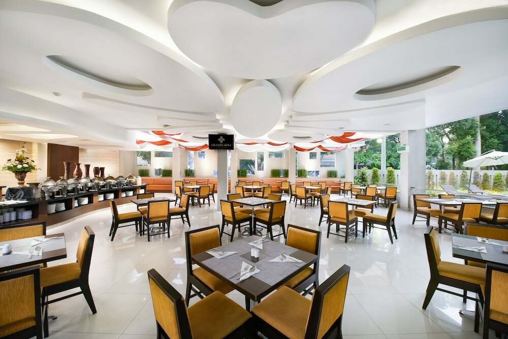 Фото Grand Cakra Hotel