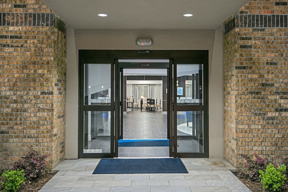 Фото Holiday Inn Express & Suites Houston North - Iah Area, an Ihg Hotel