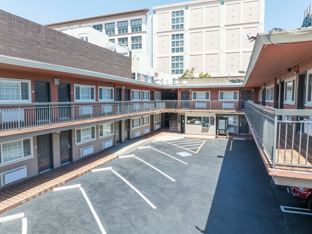 Фото Alexis Park Hotel