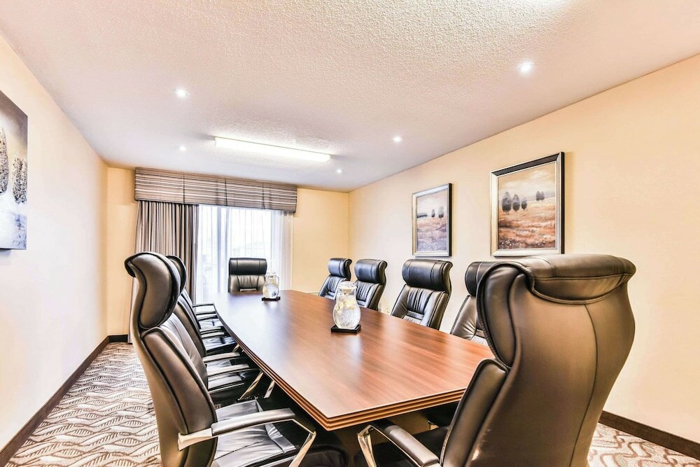 Фото Comfort Inn & Suites Ambassador Bridge