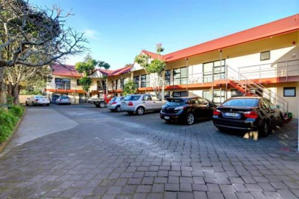 Фото Rayland Epsom Motel