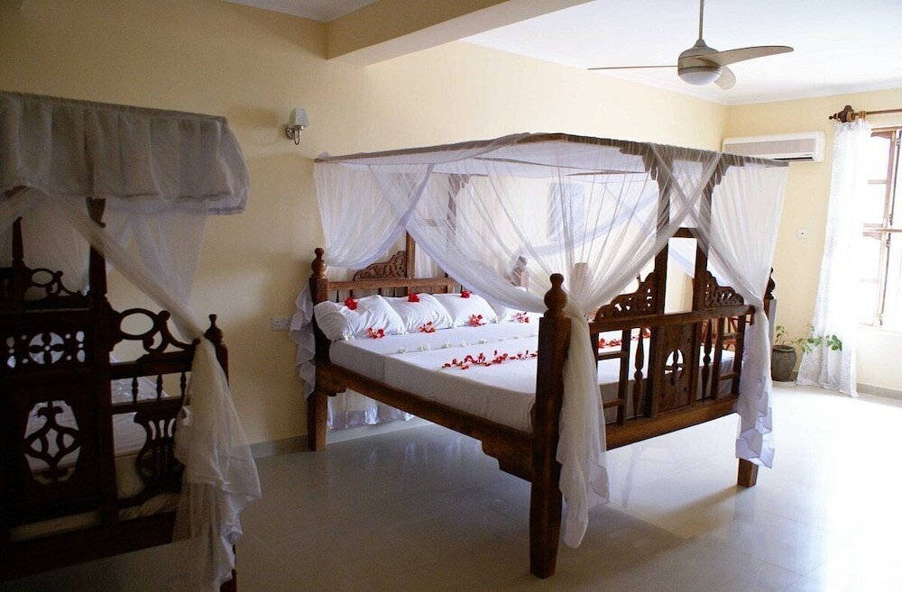 Фото Moonshine Uroa Boutique Hotel