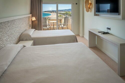 Внешний вид отеля Caprici Beach Hotel & SPA в Санта-Сусане, фото 4