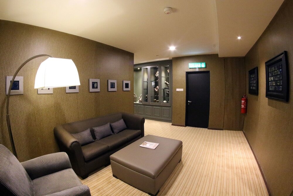 Фото Bedrock Hotel