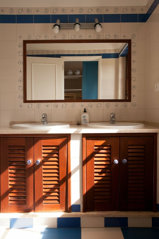 Фото Ericeira Chill Hill Hostel & Private Rooms - Peach Garden