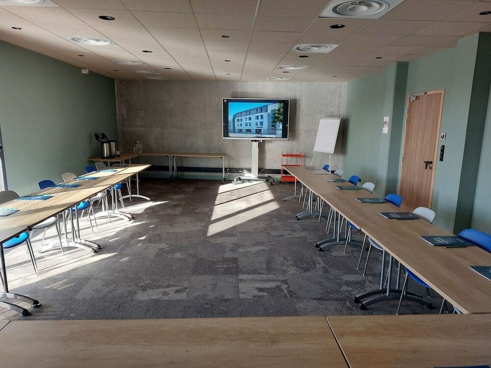 Фото Campanile Saint-Brieuc Centre - Gare