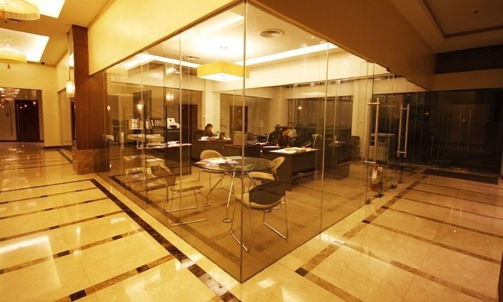 Фото The Avenue Plaza Hotel