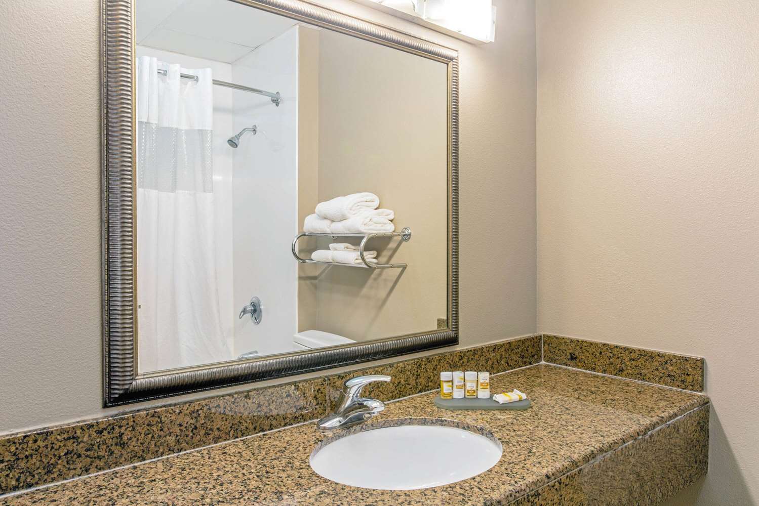Фото La Quinta Inn & Suites by Wyndham Biloxi