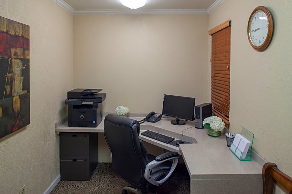 Фото Cloverleaf Suites Kansas City - Overland Park