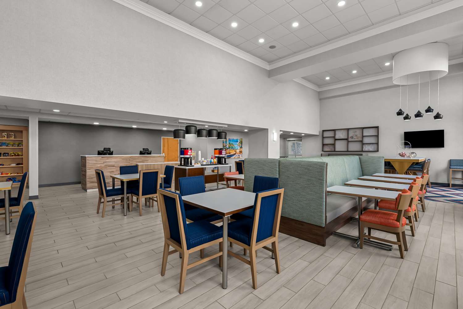 Фото Hampton Inn & Suites Charlotte Airport