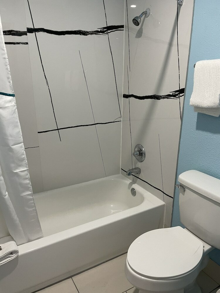 Фото HomeTowne Studios by Red Roof San Antonio E - Near At&t Center